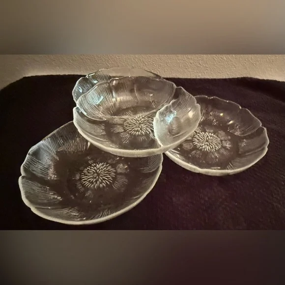 4 Arcoroc Fleur bowls/dishes. 5.75” - Picture 8 of 16